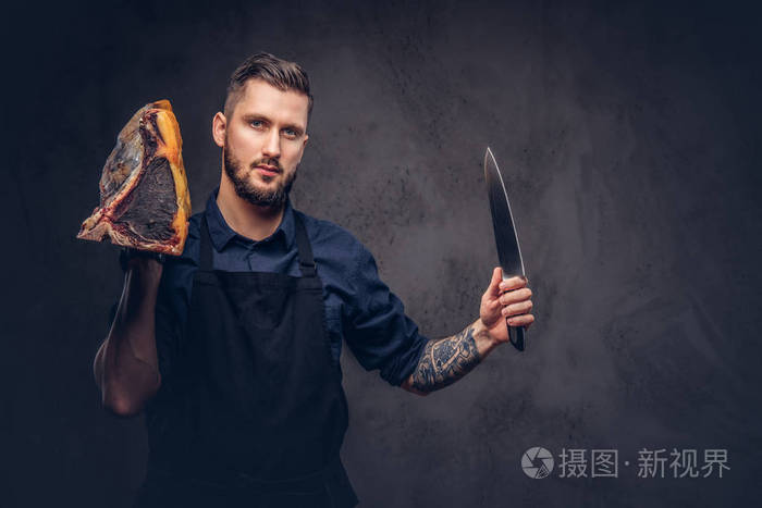 专业的屠夫拿着刀和大块的生烟肉