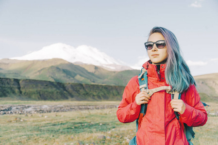 Elbrus 山背景的徒步旅行妇女