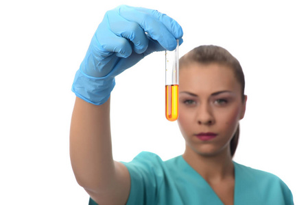 科学化学生物医学和人的概念在临床实验室进行液体制造研究的年轻女科学家拿着试管
