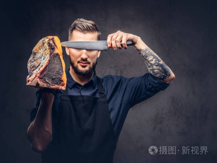 专业的屠夫拿着刀和大块的生烟肉