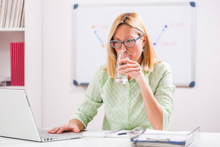 办公室喝水图片