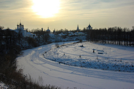 俄罗斯的冬季景观。 冬天的苏兹达尔。 日落时的俄罗斯村庄。
