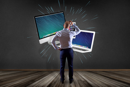 商人正面墙的视图，计算机和设备显示在未来的界面上