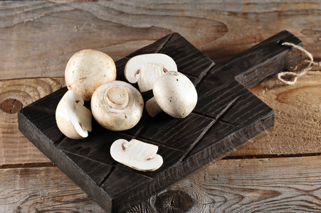 文本,背景的地方香菇在白色背景上孤立鲜白香菇鲜白香菇波尔图贝罗白