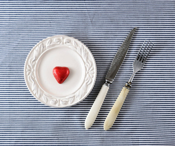 红巧克力心板和刀用叉子