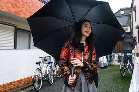 年轻的日本女孩户外