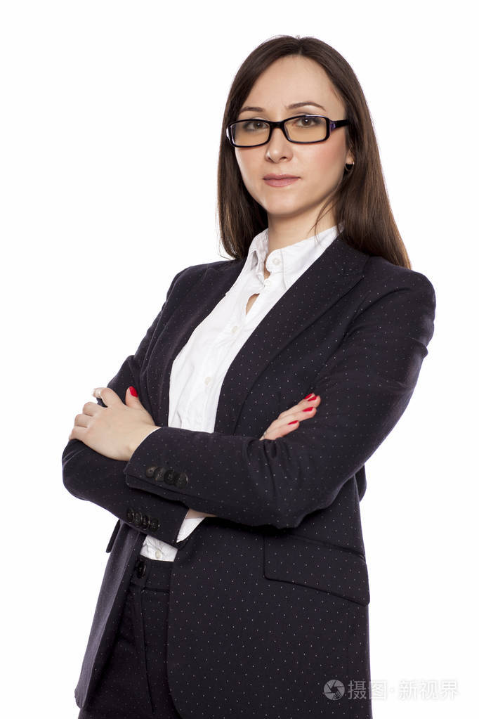 积极的女商人站在白色背景上双臂交叉