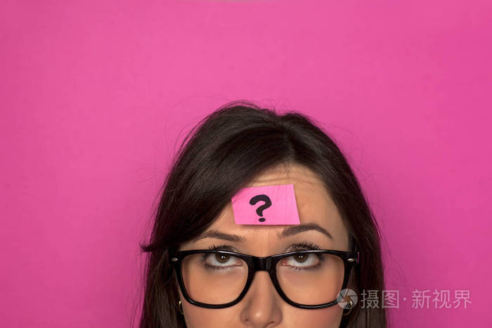 一位满脸问号的青年妇女