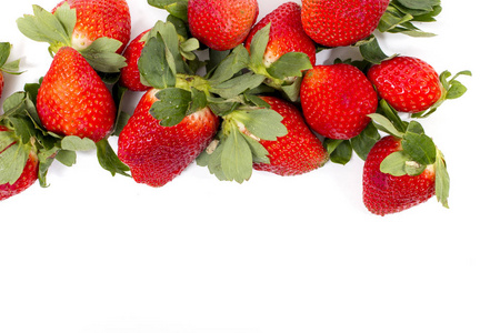 白色背景上分离的红色美味草莓。