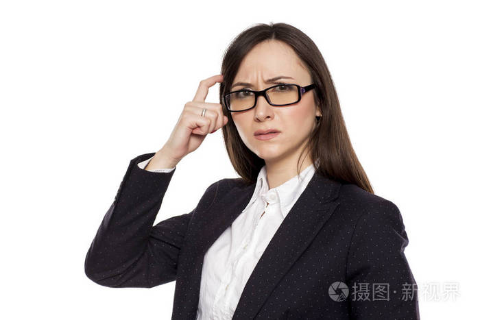 困惑的女商人在白色背景上摆着质问的手势