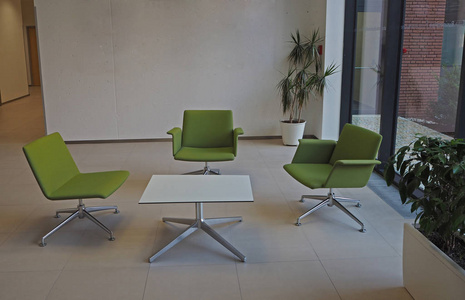 商务会议房三绿椅和方形桌图片