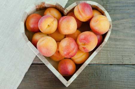 桃成熟新鲜健康水果在心形碗里图片