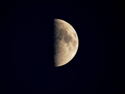 高对比度第一季度月亮图片