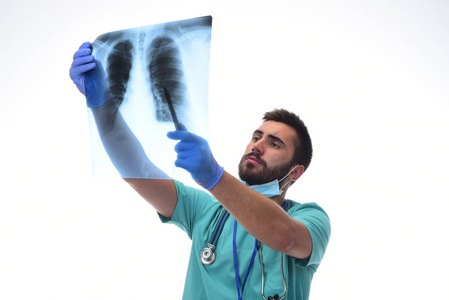 放射科医生检查白色背景下分离出的X线肺