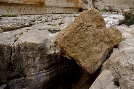 大立方体石头在 Nahal Darga 峡谷, 犹太沙漠, 以色列, 著名自然地标