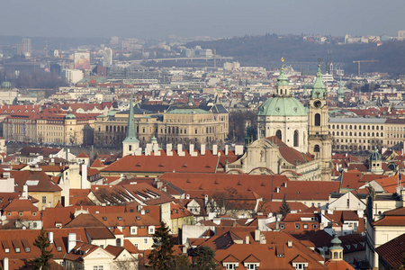 捷克共和国布拉格市寒冷的冬季阳光明媚，有大教堂历史建筑和塔