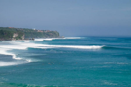 巴厘岛的美丽波浪设置图片