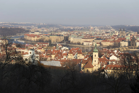 捷克共和国布拉格市寒冷的冬季阳光明媚，有大教堂历史建筑和塔