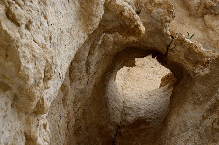 位于以色列犹太沙漠纳哈尔达加峡谷岩石中的洞，著名的自然地标