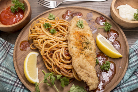 西餐鱼午餐吃鱼和炸薯条照片