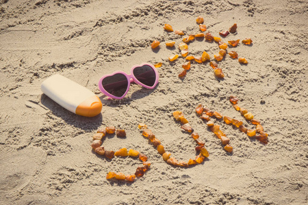 老式照片, 文字和形状的太阳, 太阳镜与阳光沐浴在沙滩上的沙子, 夏季时间概念