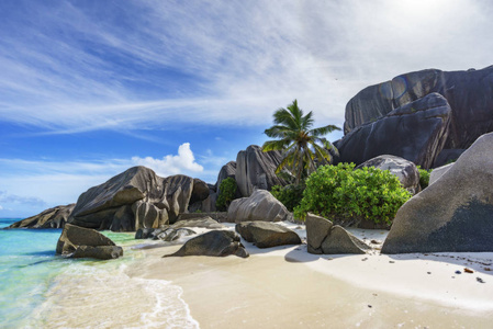 热带海滩的岩石, 白色的沙子, 棕榈, 绿松石水, la dique