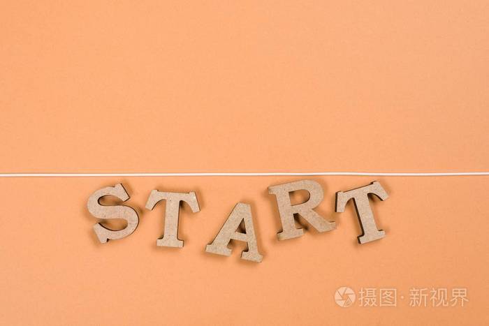 word 以木制字母开头, 在橙色背景上开始线照片-正版商用图片11lg0i-