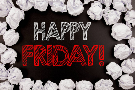 文字显示星期五快乐。周末欢迎用折叠纸球在旧背景上写上黑色背景的商务概念