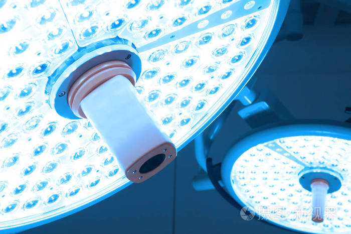 手术室两盏手术灯配有艺术照明和蓝色过滤器