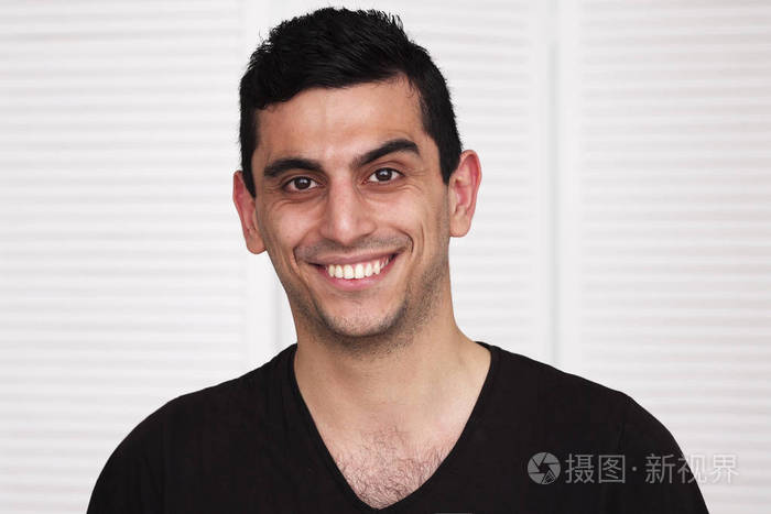 年轻快乐中东人微笑着照片-正版商用图片11lk7u-摄图新视界