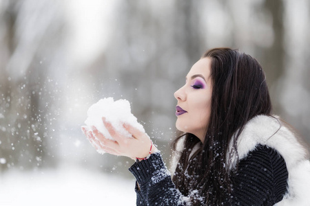 女孩玩雪在公园