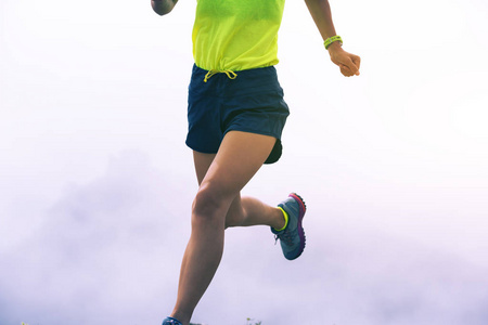 运动型健身女子跑步运动员在山顶跑步