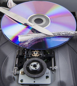 打开驱动器CDDVDROM的机制。 手术刀和光纤在CD纹理上。 DVD驱动单元的内部结构