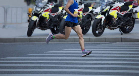 跑马腿跑在城市道路上