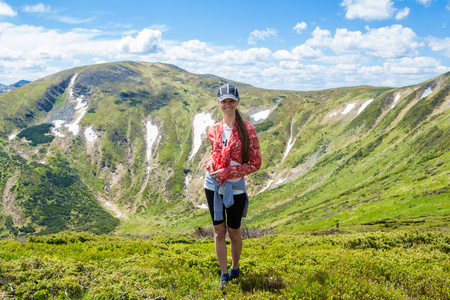 山顶上的年轻幸福女子欣赏美丽的天和山，自由和谐的理念