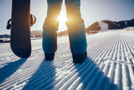 一个滑雪板在冬季山区的滑雪板上