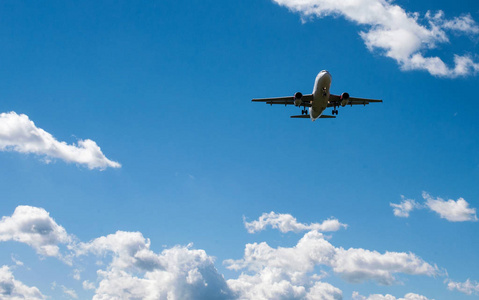 飞机蓝天白云图片