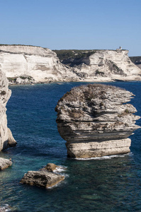 科西嘉，2017年9月5日在科西嘉和撒丁岛之间的海域博尼法西奥海峡前岛南端的珀图萨托角灯塔，观赏令人叹为观止的白色石灰石悬崖