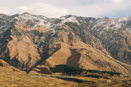 令人振奋的魔力, 高加索山脉覆盖着白雪, 无尽的黄色田野