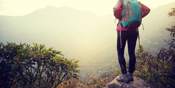 女人背包客看着山