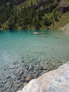 蓝色湖泊阿亚斯山谷图片