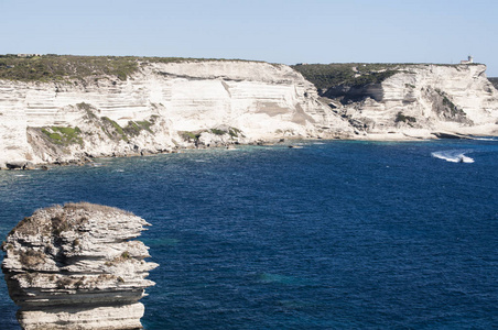 科西嘉05092017博西嘉的令人叹为观止的白色石灰石悬崖和位于博西嘉海峡科西嘉和撒丁岛之间的海域前岛南端的佩特萨托角