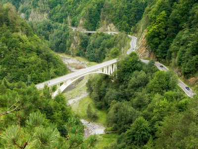 Transfagarasar 高速公路的一部分靠近 Vidraru 大坝