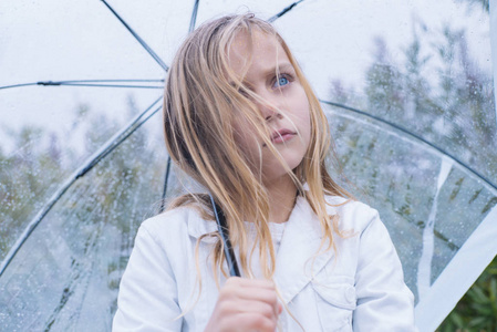 蓝眼睛的小女孩和大清晰的雨伞图片