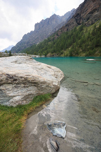 蓝色湖泊阿亚斯山谷图片