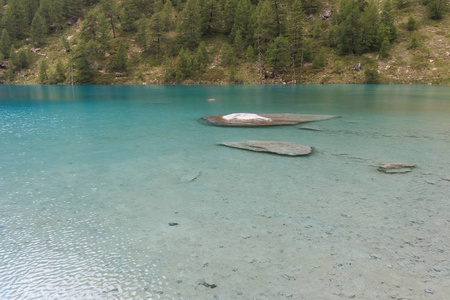 蓝色湖泊阿亚斯山谷