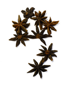 整个亚洲整个八角茴香的果实分离在白色背景上. 上面的风景.