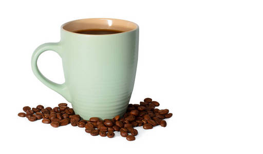 浅绿色清洁杯与咖啡和咖啡豆隔离在白色背景。 有文字自由空间的图像