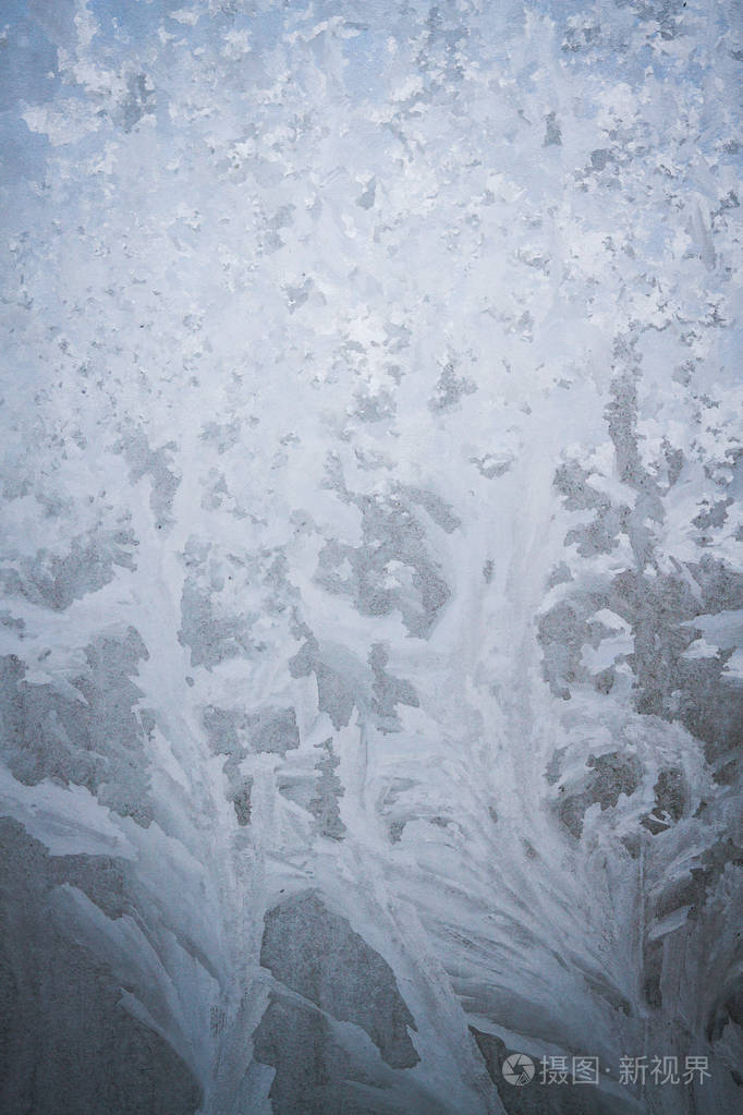 冰冻冰窗上的冬季冰霜图案