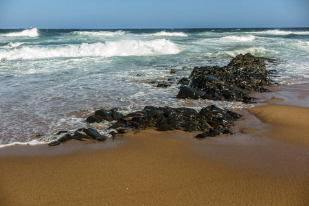 南非印度洋沿岸的强大海浪图片